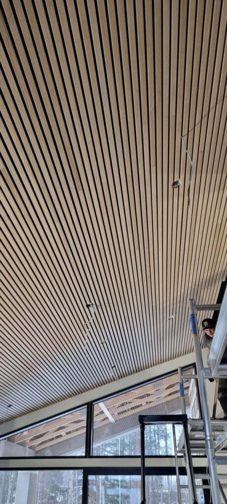 Valmista rimakattoa mustalla taustalla