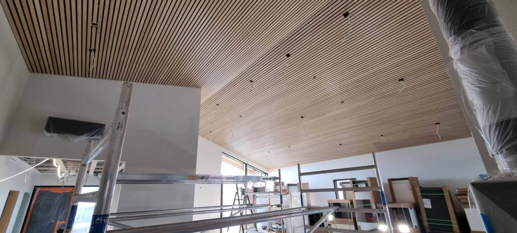 valmista rimakattoa jossa alla musta messumatto