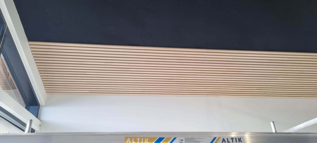 rimakatto jossa musta messumatto taustalla